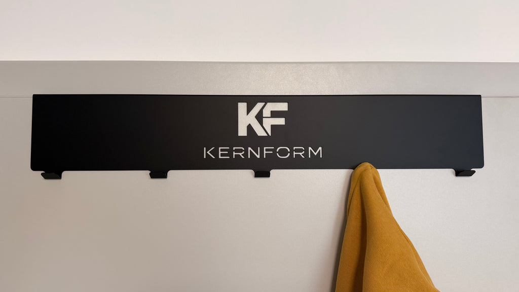 Kernform Achat – Türgarderobe aus Edelstahl