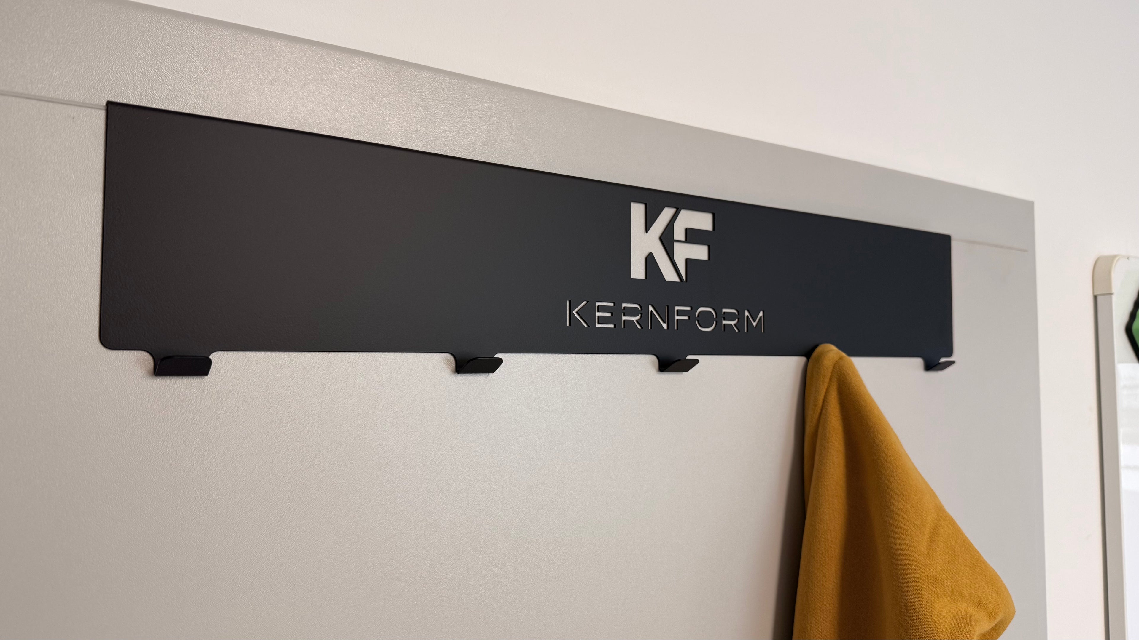 Kernform Achat – Türgarderobe aus Edelstahl