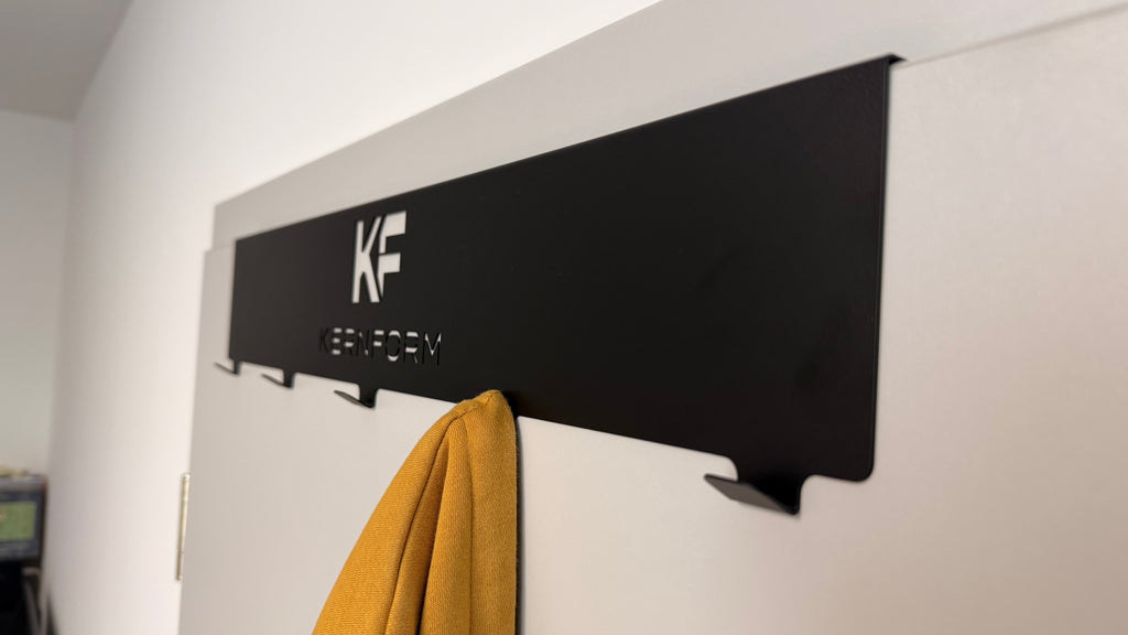 Kernform Achat – Türgarderobe aus Edelstahl
