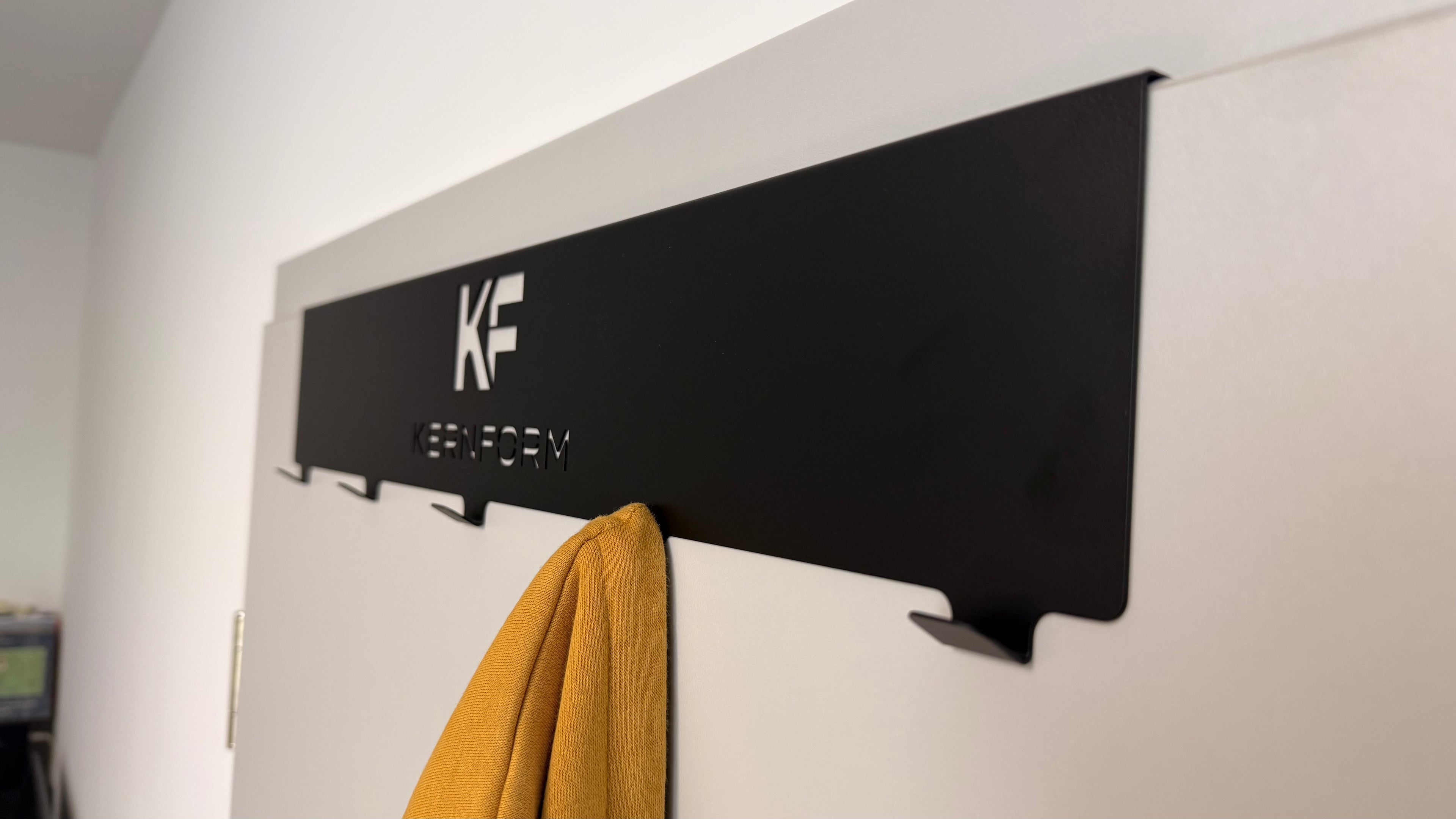 Kernform Achat – Türgarderobe aus Edelstahl