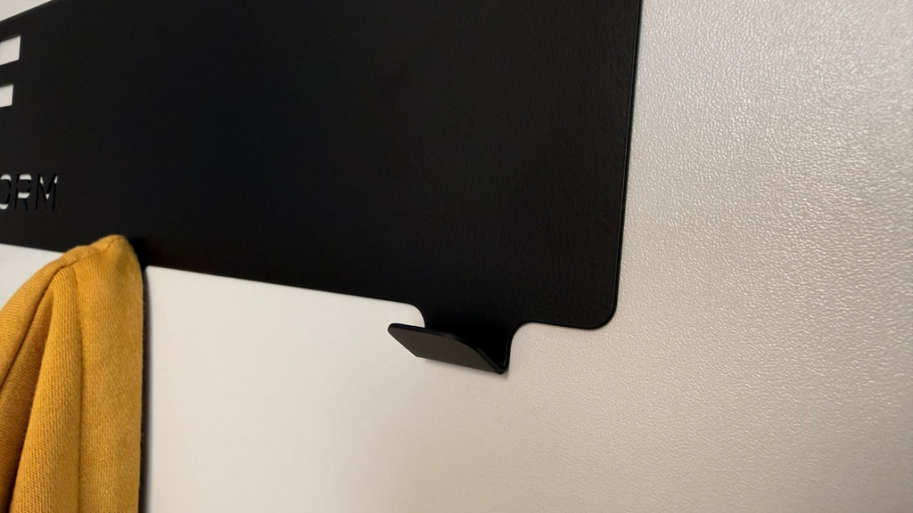 Kernform Achat – Türgarderobe aus Edelstahl