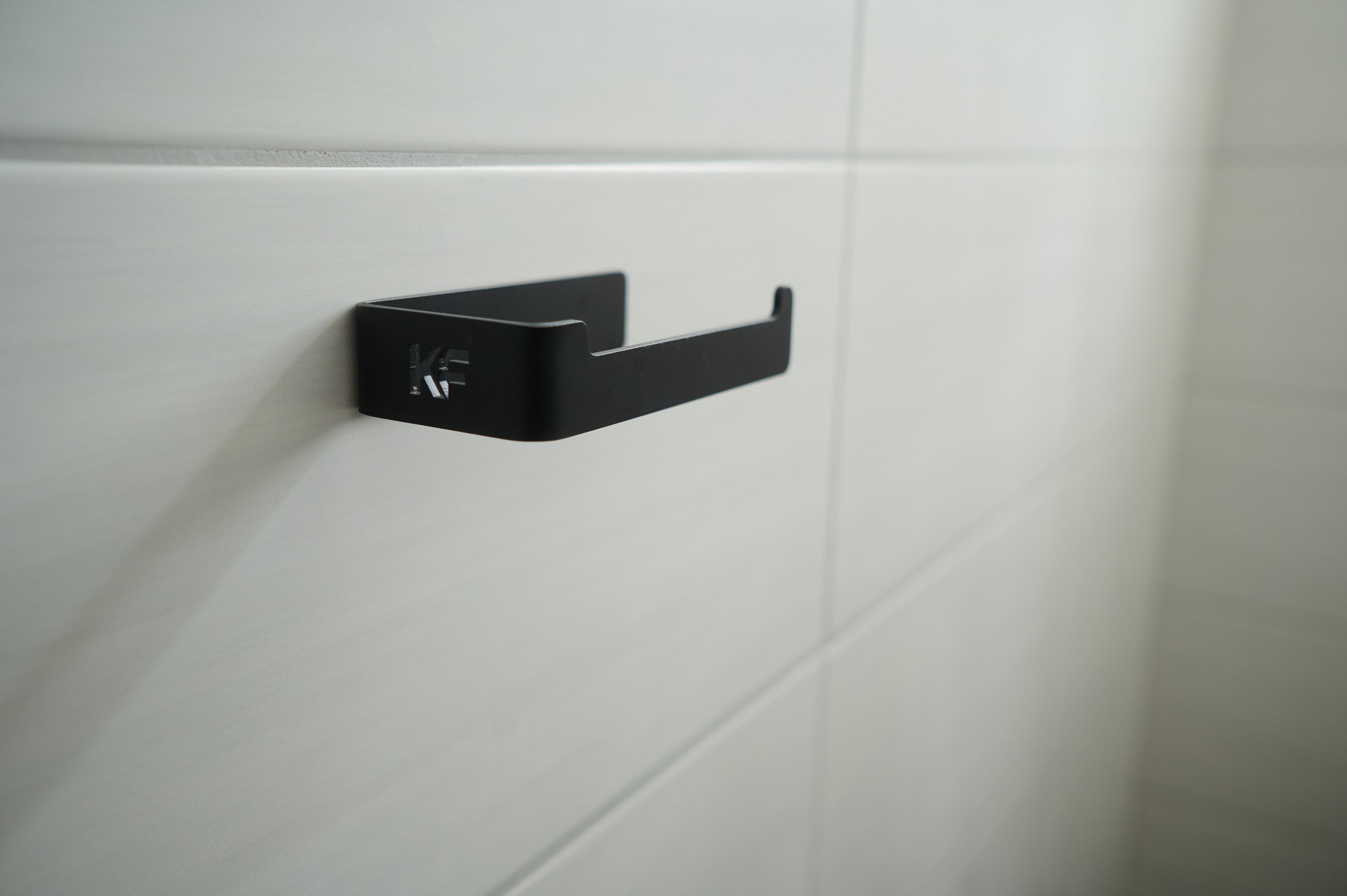 Kernform Tide - Toilettenpapierhalter aus Aluminium
