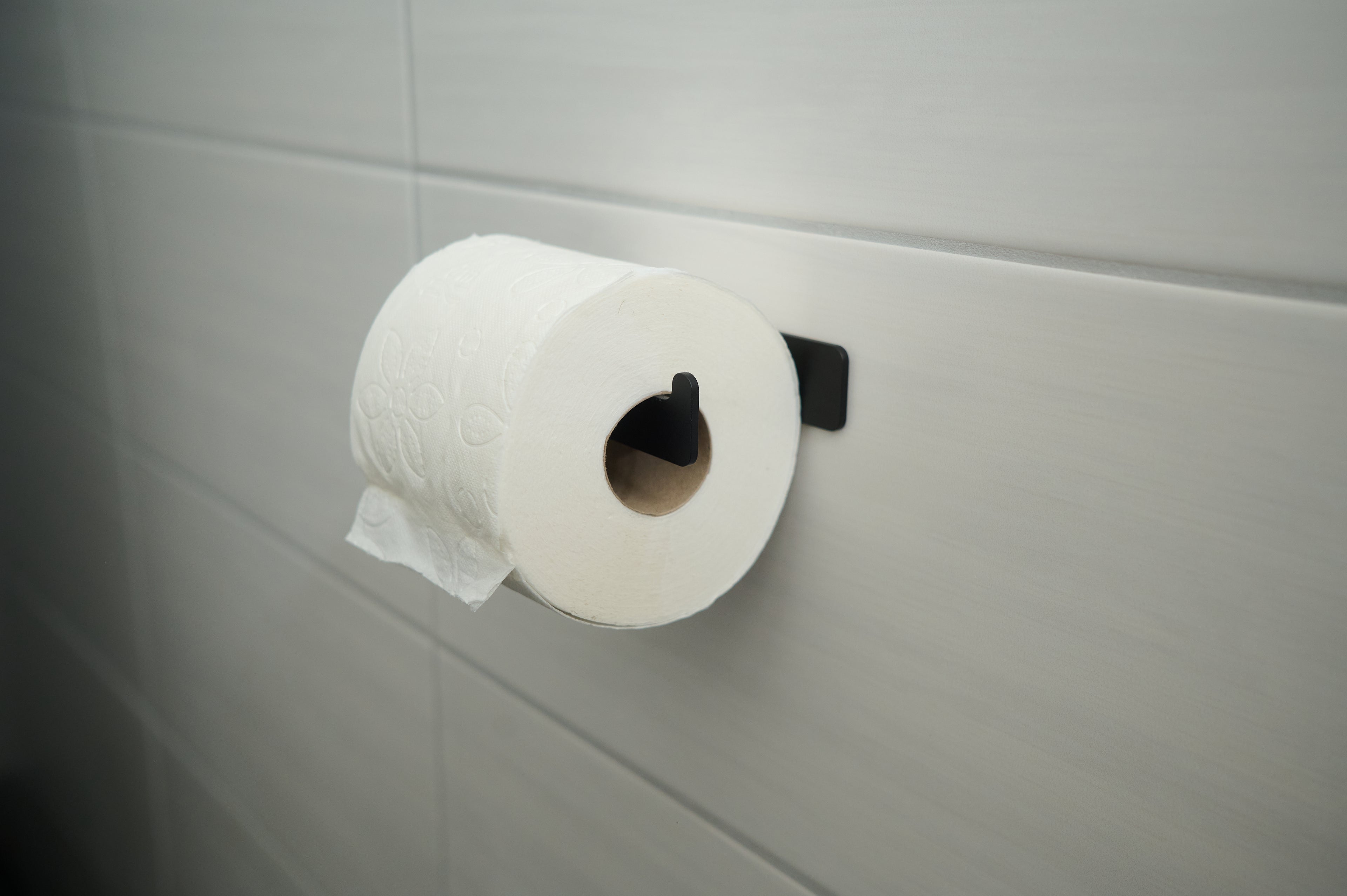 Kernform Tide - Toilettenpapierhalter aus Aluminium