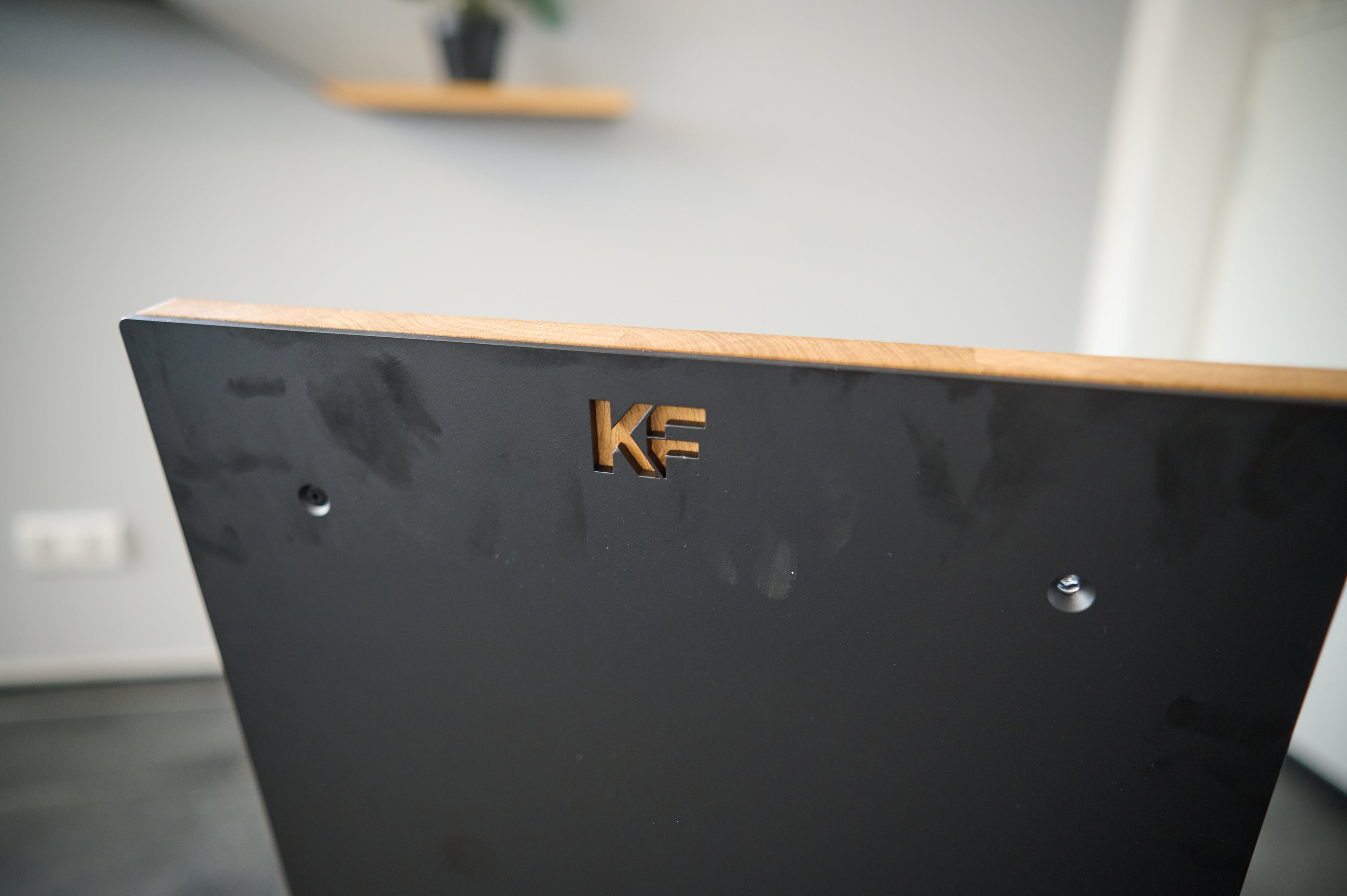 Kernform Slate – Stuhl aus Eiche & Aluminium