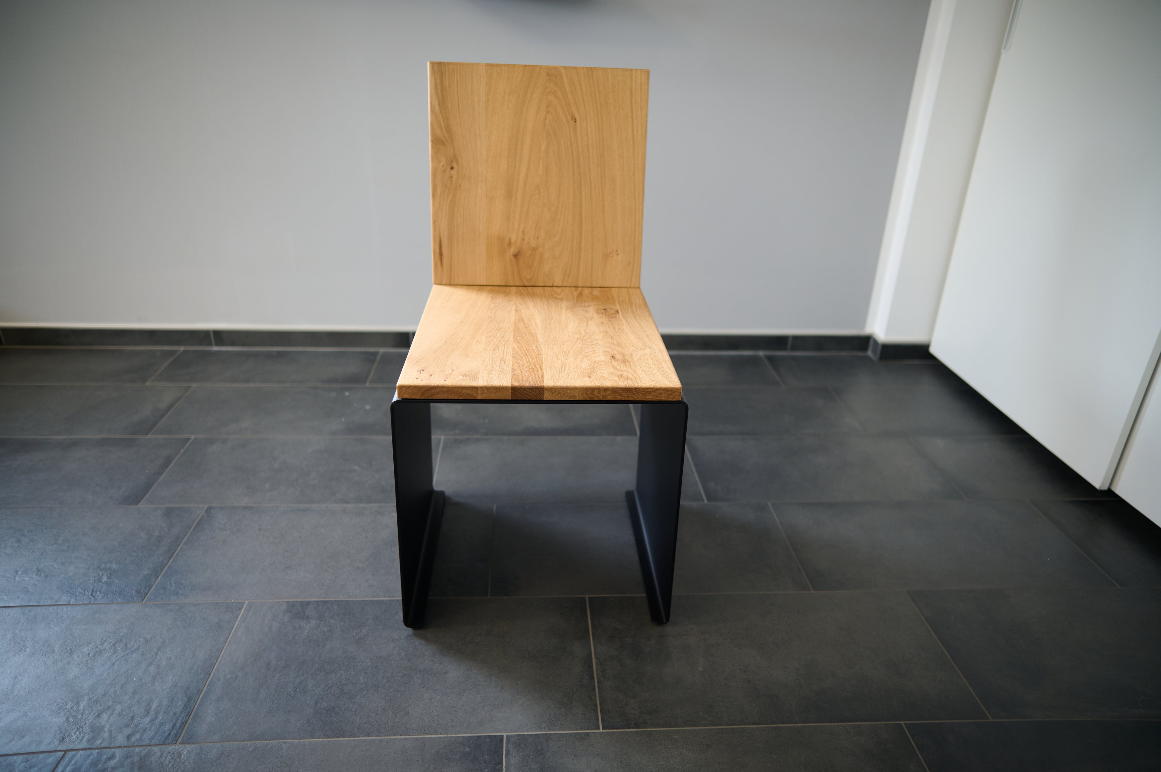 Kernform Slate – Stuhl aus Eiche & Aluminium