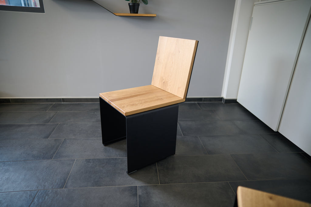 Kernform Slate – Stuhl aus Eiche & Aluminium