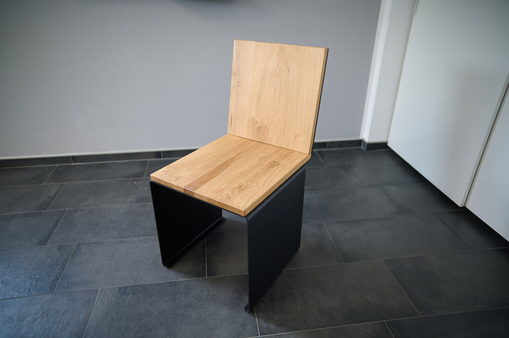 Kernform Slate – Stuhl aus Eiche & Aluminium