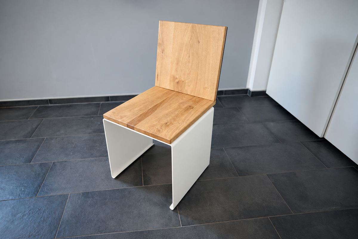 Kernform Slate – Stuhl aus Eiche & Aluminium