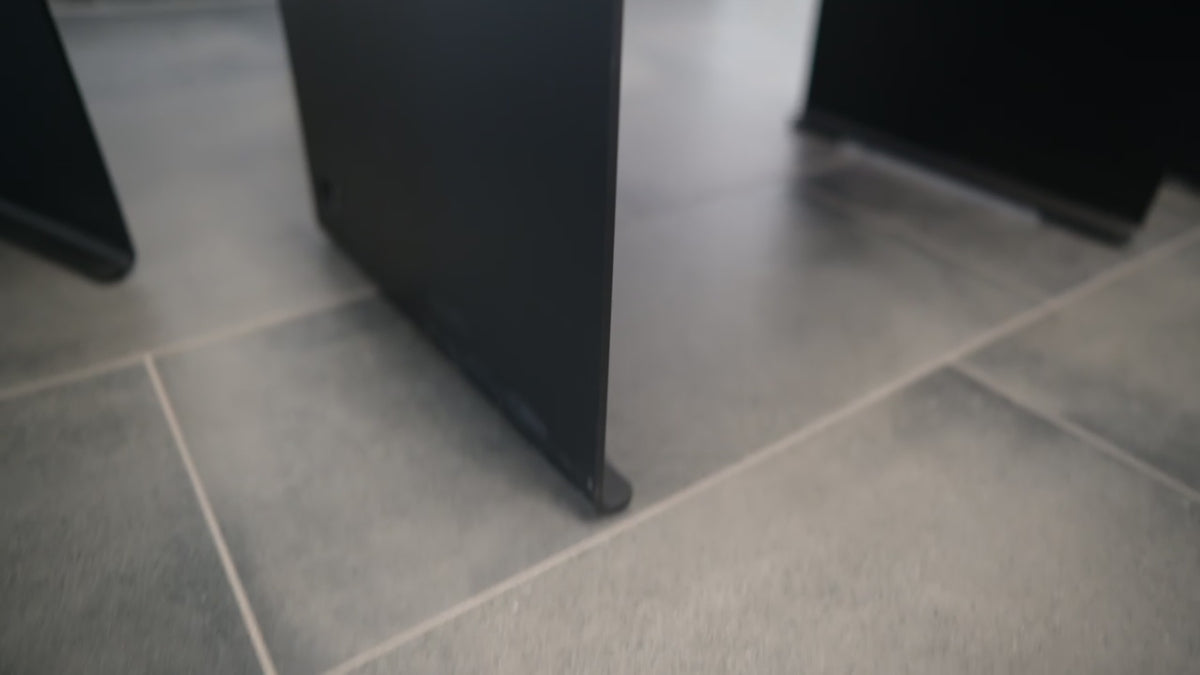 Kernform Fjell – Tisch aus Eiche & Aluminium