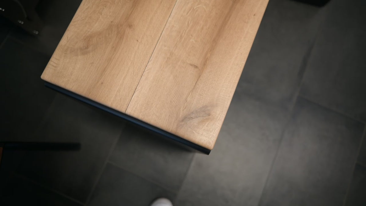 Kernform Fjell – Tisch aus Eiche & Aluminium